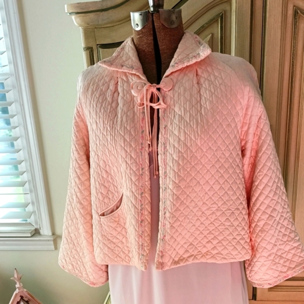 GORGEOUS, RARE 1940S "BARBIZON" QUILTED PINK BEDJACKET WITH EMBROIDERY!